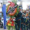 Vòng hoa mang dòng chữ "Đồng chí Đại tướng Phùng Quang Thanh" kính viếng Đại tá Trần Quang Khải. (Ảnh: Tá Chuyên/TTXVN)