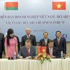 Lễ ký kết hợp tác giữa đại diện VCCI và Phòng Thương mại và Công nghiệp Belarus. (Ảnh minh họa: Tuấn Anh/TTXVN)