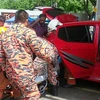 Lực lượng cứu hỏa đưa nạn nhân ra khỏi xe. (Nguồn: thestar.com.my)