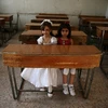Những cô bé Syria xinh đẹp như búp bê trong một phòng học trống tại lễ bế giảng trong thị trấn Douma, Đông Ghouta, Syria ngày 21/5. (Nguồn: Sputnik)