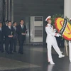 Chủ tịch nước Trần Đại Quang dẫn đầu đoàn đại biểu Nhà nước viếng các thành viên phi hành đoàn máy bay CASA 212. (Ảnh: TTXVN)