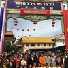 Chụp ảnh lưu niệm tại Lễ khánh thành biển tên tiếng Việt chùa Khánh Thọ, tỉnh Kanchanaburi. (Nguồn: vietnamembassy-thailand.org)