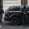 Cảnh sát đặc nhiệm Pháp tham gia dẫn độ Salah Abdeslam tới tòa án ở Paris. (Nguồn: AFP/TTXVN)