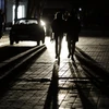 Quang cảnh đường phố ở Simferopol trên bán đảo Crimea trong thời gian xảy ra mất điện trên diện rộng. (Nguồn: AFP/TTXVN)