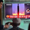 Bản tin về vụ phóng thử tên lửa tầm trung Musudan của Triều Tiên được phát tại nhà ga ở thủ đô Seoul, Hàn Quốc ngày 23/6. (Nguồn: AFP/TTXVN)
