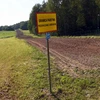 Mốc biên giới giữa khu vực Zerdziny, miền bắc Ba Lan với Litva và khu vực Kaliningrad của Nga ngày 3/7. (Nguồn: AFP/TTXVN)