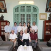 Tổng Bí thư Nguyễn Phú Trọng chụp ảnh chung với thân nhân, gia đình Tổng Bí thư Lê Duẩn. (Ảnh: Trí Dũng/TTXVN)