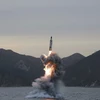 Tên lửa đạn đạo được phóng từ tàu ngầm ở một địa điểm của Triều Tiên. (Nguồn: EPA/TTXVN)