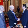 Chủ tịch nước Trần Đại Quang với các giáo sư từng đạt gải Nobel. (Ảnh: Nhan Sáng/TTXVN)