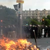 Cảnh sát chống bạo động ngăn những người quá khích tại vùng fan zone ở Paris ngày 10/7. (Nguồn: AFP/TTXVN)