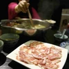 Một đĩa thịt cừu trên bàn tại một cửa hàng ăn ở Thượng Hải (Trung Quốc) ngày 6/5. (Nguồn: AFP/TTXVN)