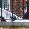 Thủ tướng Anh tránh các phóng viên và rời số 10 phố Downing theo đường cửa sau. (Nguồn: Dailymail)