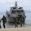 Hải quân Philippines diễn tập tình huống giải cứu con tin trong cuộc tập trận đổ bộ tại Ternate. (Nguồn: Reuters/TTXVN)