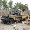 Xe ôtô bị phá hủy trong vụ đánh bom tại căn cứ quân sự ở Aden. (Nguồn: AFP/TTXVN)