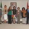 Đại sứ Việt Nam tại Mexico Lê Linh Lan chụp ảnh cùng bà Claudia Sofia Corichi (mặc áo xanh) và các quan chức Mexico. (Ảnh: Việt Hùng/Vietnam+)