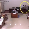 Người đàn ông cố gắng đi đại tiện ngay trong góc phòng xử án. (Nguồn: shanghaiist.com)