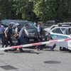 Cảnh sát Kazakhstan áp giải nghi phạm tham gia vụ tấn công đồn cảnh sát ở Almaty ngày 18/7. (Nguồn: EPA/TTXVN)
