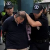 Cảnh sát bắt giữ một binh sỹ liên quan tới vụ đảo chính trong chiến dịch truy quét ở Mersin, Thổ Nhĩ Kỳ ngày 19/7. (Nguồn: EPA/TTXVN)