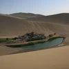 Ốc đảo nằm bên bờ hồ bán nguyệt Yueyaquan, Tây Bắc Trung Quốc. (Nguồn: AFP)