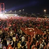Người biểu tình trên cầu Bosphorus ở Istanbul ngày 21/7. (Nguồn: AFP/TTXVN)