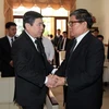 Chủ tịch UBND TP.Hồ Chí Minh Nguyễn Thành Phong thăm hỏi, chia buồn cùng Tổng Lãnh sự Lào Somxay Sanam-Oune. (Ảnh: Thanh Vũ/TTXVN)