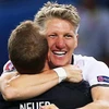 Schweinsteiger ăn mừng cùng Neuer. (Nguồn: dfb)