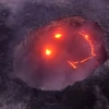 Núi lửa Kilauea ở Hawaii đã phun trào rất đáng sợ, tuy nhiên khi nhìn từ trên cao, ngọn núi dường như đang 'cười'. (Nguồn: DailyMail)