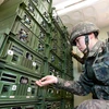 Binh sỹ Hàn Quốc điều chỉnh các thiết bị để nối lại chương trình phát thanh chống Triều Tiên gần khu vực biên giới hai miền. (Nguồn: YONHAP/TTXVN)