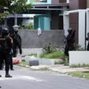 Cảnh sát chống khủng bố Indonesia đột kích một căn nhà ở Batam sau khi bắt giữ 6 nghi can khủng bố ngày 5/8. (Nguồn: EPA/TTXVN)