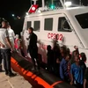 Người di cư tới đảo Lampedusa, Italy sau khi được lực lượng bảo vệ bờ biển Italy cứu trên Địa Trung Hải ngày 30/7. (Nguồn: EPA/TTXVN)