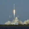 Tên lửa đẩy Falcon 9 rời bệ phóng tại Mũi Canaveral ngày 8/4. (Nguồn: AFP/TTXVN)