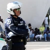 Cảnh sát gác trên một đường phố ở Milan ngày 10/8. (Nguồn: EPA/TTXVN)