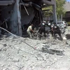 Lực lượng cứu hộ chuyển thi thể một người thiệt mạng sau cuộc không kích tại Idlib, miền bắc Syria ngày 13/8. (Nguồn: EPA/TTXVN)
