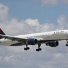 Máy bay của Hãng hàng không Delta Airlines chuẩn bị hạ cánh tại sân bay Fort Lauderdale-Hollywood, Florida, Mỹ ngày 14/7. (Nguồn: AFP/TTXVN)