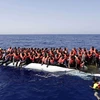 Người di cư sau khi được lực lượng bảo vệ bờ biển Italy cứu tại khu vực ngoài khơi Libya ngày 18/8. (Nguồn: EPA/TTXVN)