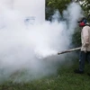 Phun thuốc diệt muỗi - vật trung gian truyền virus Zika tại Bãi biển Miami, bang Florida ngày 24/8. (Nguồn: AFP/TTXVN)