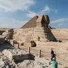 Khách du lịch tham quan khu vực Kim tự tháp Giza ở Ai Cập. (Nguồn: THX/TTXVN)