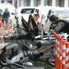 Binh sỹ Thái Lan điều tra tại hiện trường vụ đánh bom đêm 23/8 ở gần Khách sạn Southern tại thị trấn Pattani, miền Nam nước này. (Nguồn: AFP/TTXVN)