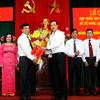Phó Bí thư Thành ủy Đào Đức Toàn trao Quyết định cho Đảng bộ các Khu công nghiệp và chế xuất Hà Nội. (Nguồn: hanoi.gov.vn)