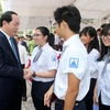 Chủ tịch nước Trần Đại Quang với học sinh Trường THPT chuyên Hà Nội-Amsterdam. (Ảnh: Nhan Sáng/TTXVN)
