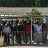 Người di cư chờ nhận khẩu phần ăn tại trại tị nạn ở Calais, Pháp ngày 22/8. (Nguồn: EPA/TTXVN)