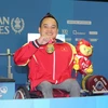 Vận động viên Nguyễn Bình An nhận Huy chương vàng ASEAN Para Games lần thứ 8. (Ảnh: Lê Hải/TTXVN)