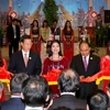 Thủ tướng Chính phủ Nguyễn Xuân Phúc và các đại biểu cắt băng khai trương gian hàng. (Ảnh: Thống Nhất/TTXVN)