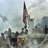 Nhân viên cứu hộ nỗ lực tìm kiếm các nạn nhân mắc kẹt dưới những đống đổ nát tại Trung tâm Thương mại Thế giới ở New York, Mỹ. (Nguồn: EPA/TTXVN)