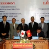 Chủ tịch UBND Tp.Hồ Chí Minh Nguyễn Thành Phong và Thống đốc tỉnh Aichi ông Hideaki Omura ký kết bản ghi nhớ. (Ảnh: Thanh Vũ/TTXVN)