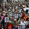 Cha mẹ của 43 sinh viên mất tích biểu tình tại Mexico City ngày 26/4, yêu cầu công lý cho những người thân. (Nguồn: AFP/TTXVN)