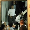 Tổng thống Barack Obama rời cửa hàng sau khi thưởng thức món bún chả đậm chất ẩm thực của Thủ đô Hà Nội. (Ảnh: Phạm Kiên/TTXVN)