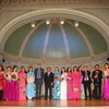 Thứ trưởng Bộ Văn hóa, Thể thao và Du lịch Lê Khánh Hải (giữa) tặng hoa các nghệ sỹ tham dự chương trình "Hương sắc Việt Nam" tại Na Uy. (Ảnh do Đại sứ quán Việt Nam tại Na Uy cung cấp)