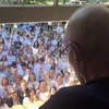 Thầy giáo Ben Ellis lắng nghe các học sinh hát tặng mình. (Nguồn: mirror.co.uk)