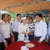 Ông Trần Văn Cần, Chủ tịch UBND tỉnh Long An cùng đoàn công tác đến động viên, thăm hỏi và hỗ trợ thân nhân gia đình anh Nguyễn Kim Danh. (Ảnh: Trường Giang/TTXVN)